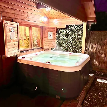 Cozy With Garden And Jacuzzi Near Amsterdam Hébergement de vacances Vijfhuizen